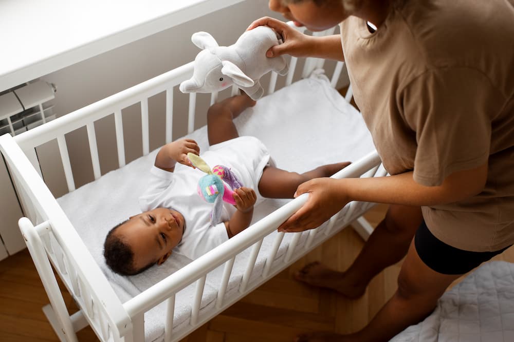 Mãe brincando com bebê