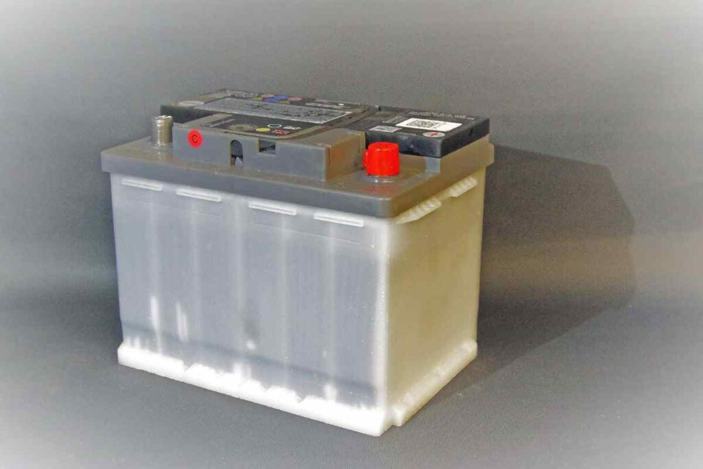 O descarte correto de baterias automotivas usadas é essencial para garantir a proteção do meio ambiente e da saúde humana. As baterias automotivas contêm materiais perigosos, como chumbo e ácido sulfúrico, que podem contaminar o solo e causar danos ambientais significativos se não forem descartados adequadamente. Neste guia, vamos explorar por que o descarte apropriado é importante e quais são os melhores locais para reciclagem ou descarte seguro de baterias. Não perca! Quais os melhores locais para reciclagem ou descarte seguro de baterias automotivas Existem várias opções para reciclagem ou descarte seguro de baterias automotivas. Conheça o destino ideal para uma moura 60 amperes preço Curitiba, por exemplo. Centros de reciclagem de Baterias Uma forma considerável para reciclar as baterias é buscando empresas que trabalham na coleta desses materiais. Entre as opções temos Battery Recyclers of America essa empresa recicla baterias de chumbo-ácido, baterias recarregáveis, baterias alcalinas de uso único e outras baterias domésticas em todos os 50 estados dos EUA. Waste Connections oferecem uma maneira fácil de reciclar baterias alcalinas de uso único, eletrônicos portáteis, baterias recarregáveis e outras baterias de uso único. Waste Management Inc. excelente opção para reciclar baterias de chumbo-ácido, baterias domésticas e eletrônicos de consumo. Fabricante original de baterias algumas marcas de baterias automotivas têm programas de reciclagem próprios. Verifique se o varejista de baterias tem um local de coleta de baterias usadas. Como saber se preciso substituir a bateria do carro Alguns sinais de que sua bateria do carro precisa ser substituída por uma bateria em Curitiba, são O carro não liga. A luz da bateria no painel está acesa. Alguns dispositivos elétricos não funcionam. Os faróis ficam fracos quando o veículo está em marcha lenta. Portanto, se a bateria apresenta alguns desses sinais, é importante fazer uma avaliação para saber se chegou a hora de realizar uma troca. Quais os principais benefícios da reciclagem de baterias automotivas Quase todos os materiais tóxicos de uma bateria de chumbo-ácido são recicláveis. Portanto, a reciclagem desses componentes reduz a necessidade de usar novas matérias-primas. Além disso, a reciclagem de baterias reduz a quantidade de resíduos em aterros sanitários e economiza uma quantidade significativa de energia. O processo de reciclagem é frequentemente mais eficiente do que a extração de novos metais pesados para criar novas baterias automotivas a partir do zero. Como é feita a reciclagem da bateria O processo de reciclagem de baterias automotivas é amigável ao meio ambiente e econômico. As principais etapas são Coleta de baterias usadas em locais designados. Separação do chumbo da caixa de plástico da bateria e fusão do chumbo em um forno. Lavagem e reciclagem do plástico da caixa. Tratamento e neutralização do ácido sulfúrico. Produção de novas baterias automotivas usando todos os materiais reciclados. Como são recicladas as baterias de veículos elétricos As baterias de íon de lítio (Li-Ion) dos veículos elétricos contêm materiais críticos, como cobalto e lítio. A medida que os veículos elétricos ganham popularidade, a reutilização e a reciclagem de baterias de íon de lítio se tornam cada vez mais importantes. Existem duas técnicas principais de reciclagem. A pirometalurgia é uma técnica feita pela queima de baterias de íon de lítio a altas temperaturas para remover os componentes indesejados, deixando apenas uma fração do conteúdo original. Essa técnica pode produzir resíduos sólidos e emissões tóxicas. E a hidrometalurgia (Lixiviação Química) é um processo químico que dissolve os metais da bateria de lítio em ácidos fortes. Isso permite a recuperação de mais materiais da bateria. No entanto, esse processo pode ser caro e complexo. Vale lembrar que para reciclar qualquer tipo de bateria é importante um profissional especializado no trabalho. Portanto, conte com uma empresa de qualidade para fazer a reciclagem das baterias de forma adequada.