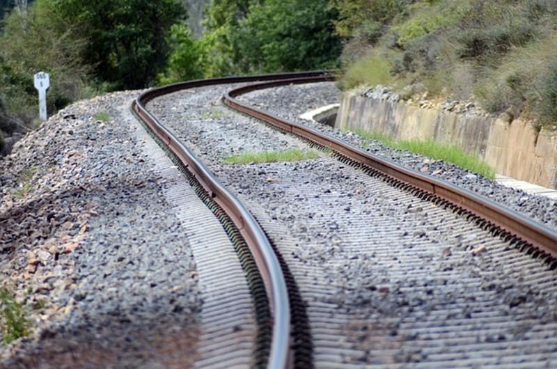 Quais são as considerações técnicas que devo ter em mente ao comprar trilhos de trem