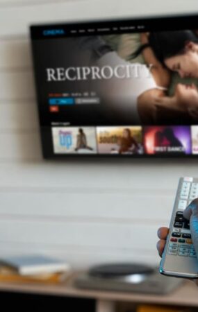 Cinema em casa: Como configurar sua Smart TV para assistir filmes online com som de cinema