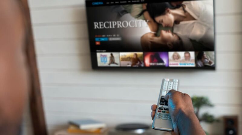 Cinema em casa: Como configurar sua Smart TV para assistir filmes online com som de cinema